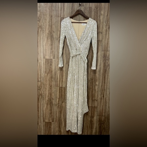 NEW Eliza J Women's Long Sleeve V Neck Evening Jumpsuit Silver Sequin - Picture 4 of 13